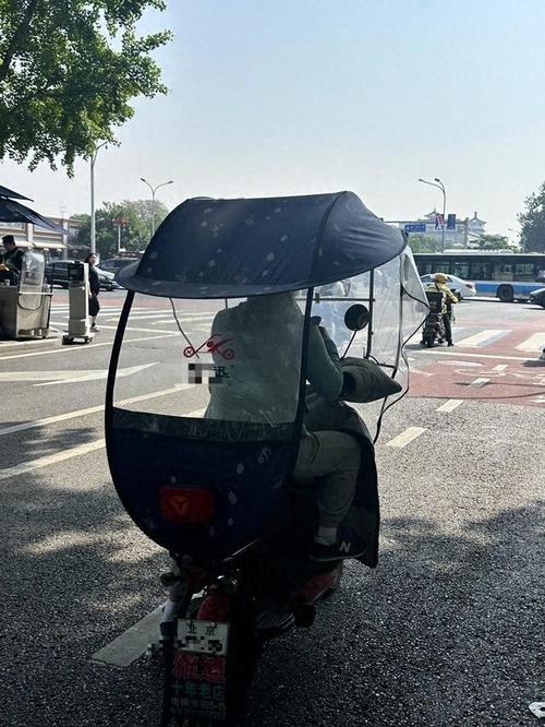 钢结构雨棚报价_钢结构雨棚价格多少钱一平_深圳钢结构雨篷