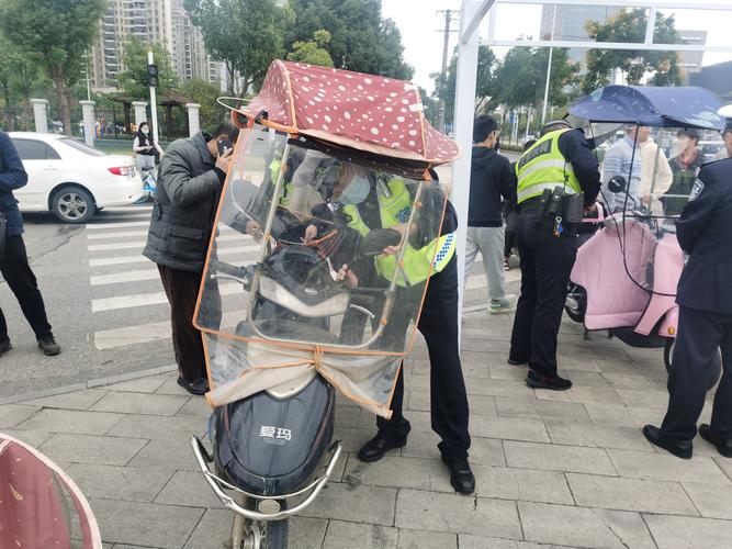 钢结构雨棚价格多少钱一平_深圳钢结构雨篷_钢结构雨棚报价