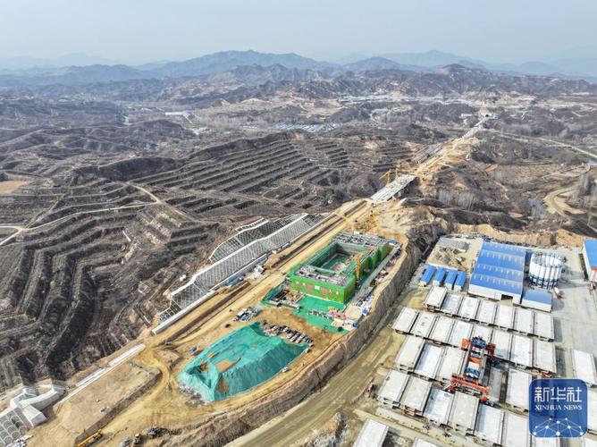 建筑钢网架安装视频_钢网架连接方式_钢结构网架安装视频