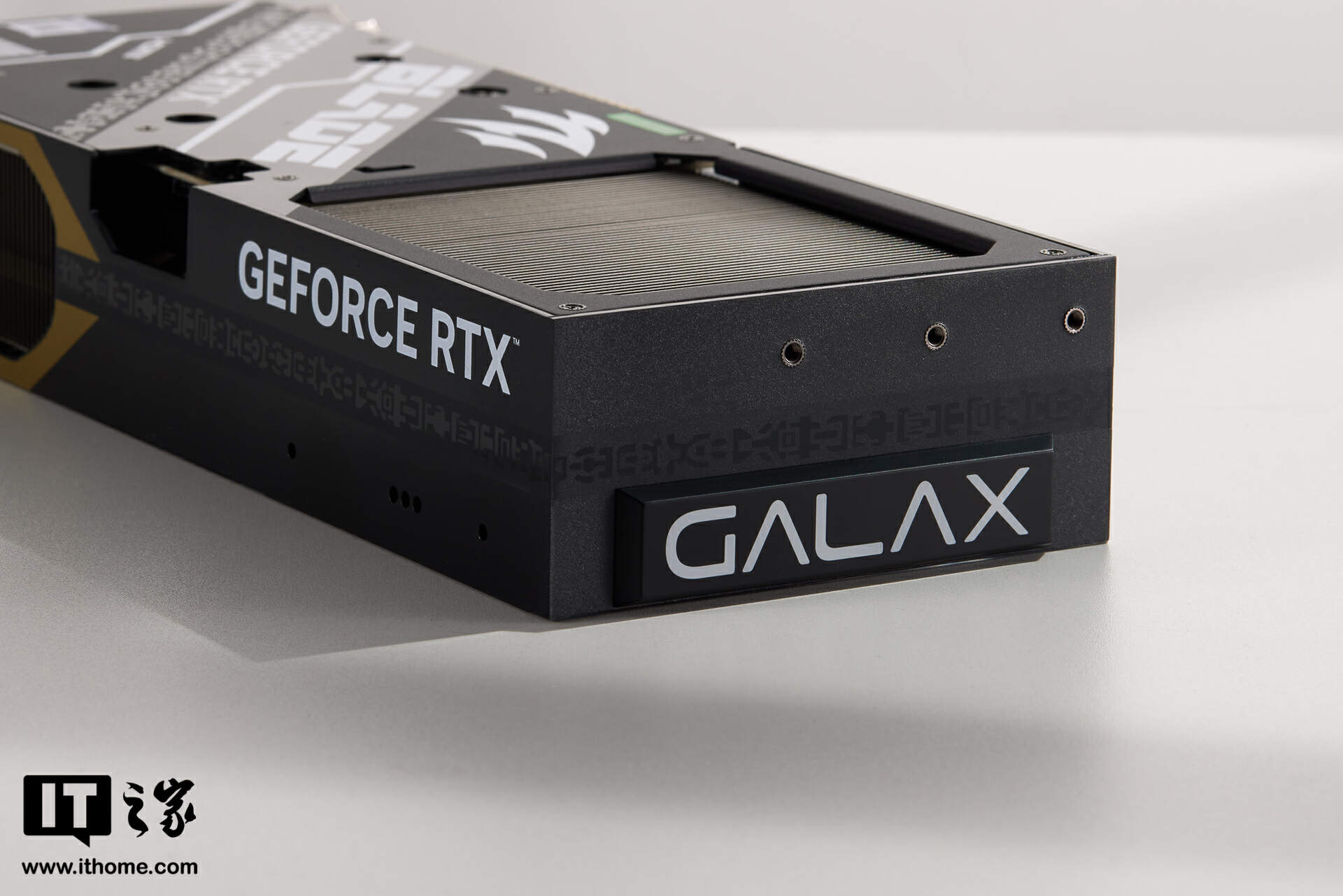 _影驰GEFORCE RTX 5080魔刃实拍：刃式装甲，可拆装ARGB LOGO灯_影驰GEFORCE RTX 5080魔刃实拍：刃式装甲，可拆装ARGB LOGO灯