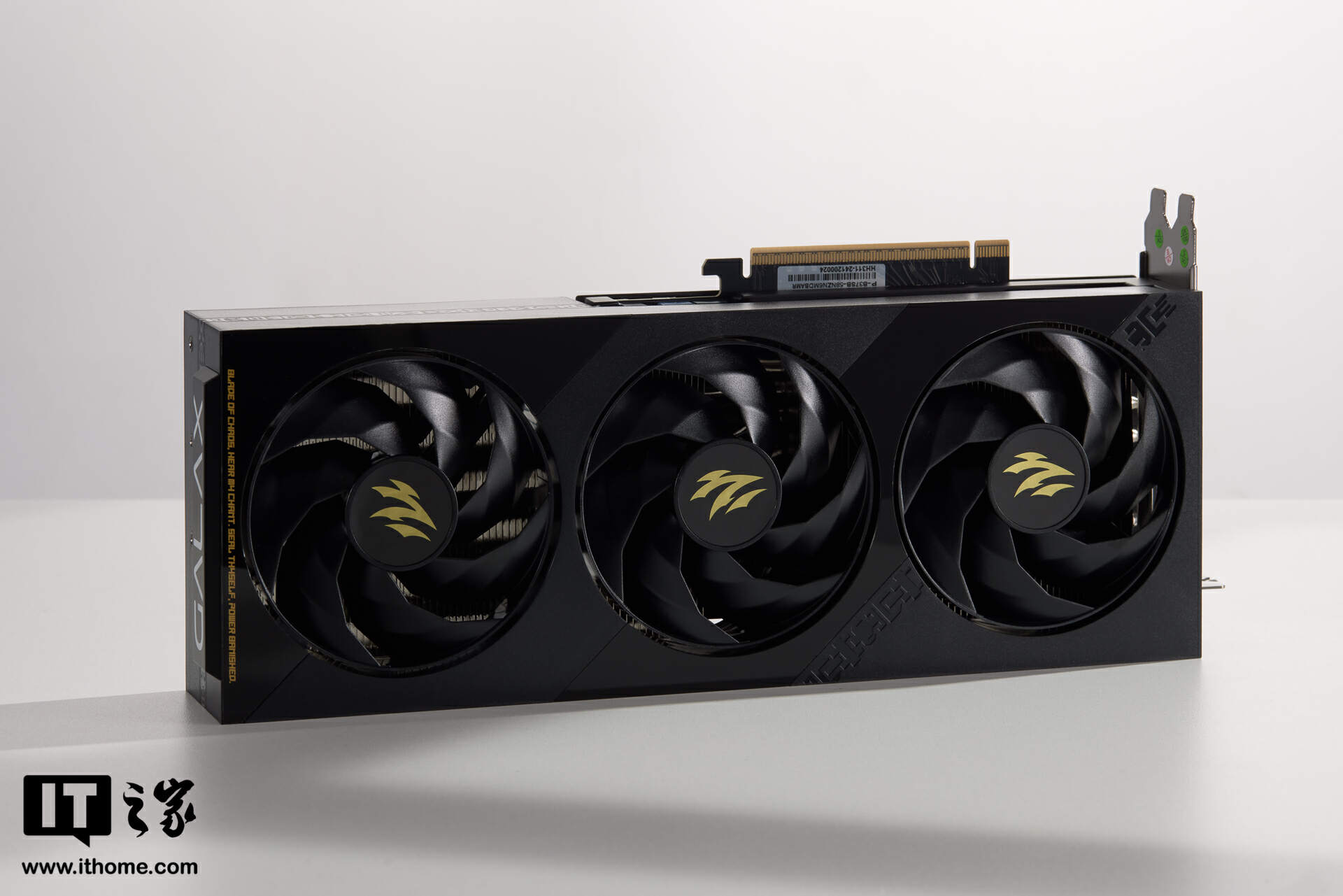 _影驰GEFORCE RTX 5080魔刃实拍：刃式装甲，可拆装ARGB LOGO灯_影驰GEFORCE RTX 5080魔刃实拍：刃式装甲，可拆装ARGB LOGO灯