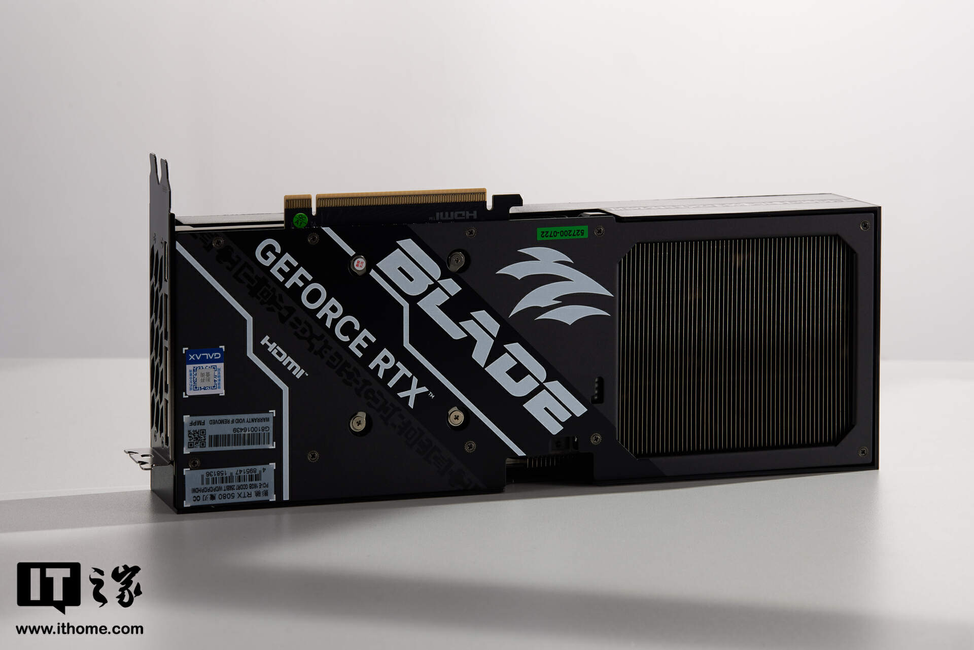 影驰GEFORCE RTX 5080魔刃实拍：刃式装甲，可拆装ARGB LOGO灯__影驰GEFORCE RTX 5080魔刃实拍：刃式装甲，可拆装ARGB LOGO灯