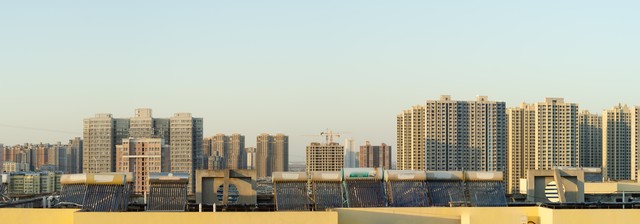 2025年中国楼市分化大戏：一线城市核心区房价逆势上涨，三四线城市或跌回2015年水平