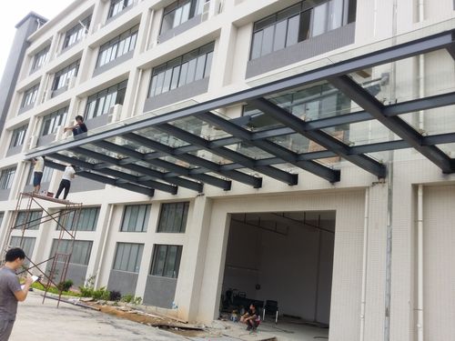 玻璃钢施工雨棚结构设计_钢结构玻璃雨棚施工_玻璃雨棚钢结构施工图视频