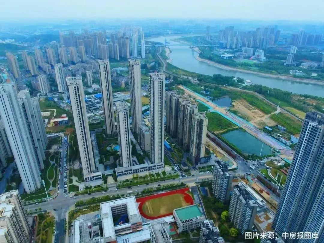 武汉房地产市场活跃度高，部分项目热销且期待年底翘尾行情