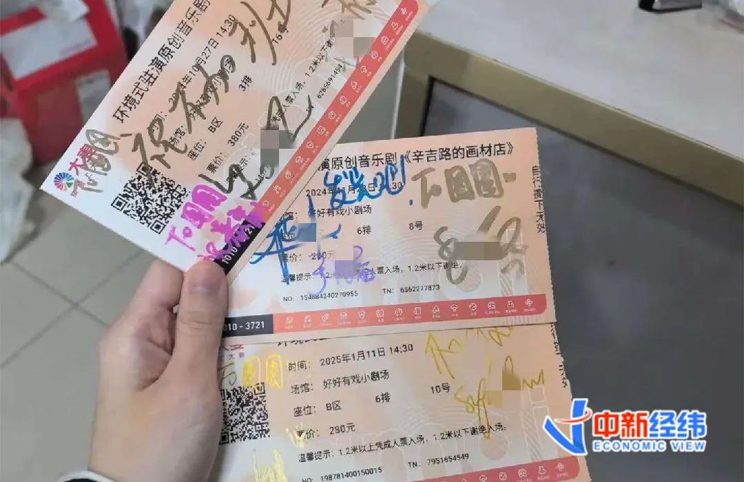 拖着行李的人_拖着行李去旅行_