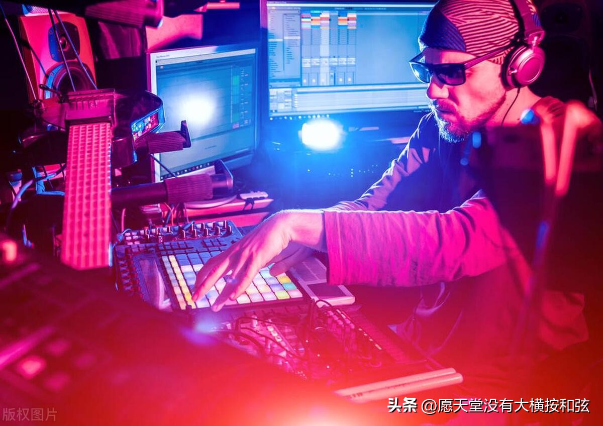 DJ台上工作细节_dj软件_DJ版音乐与DJ关系
