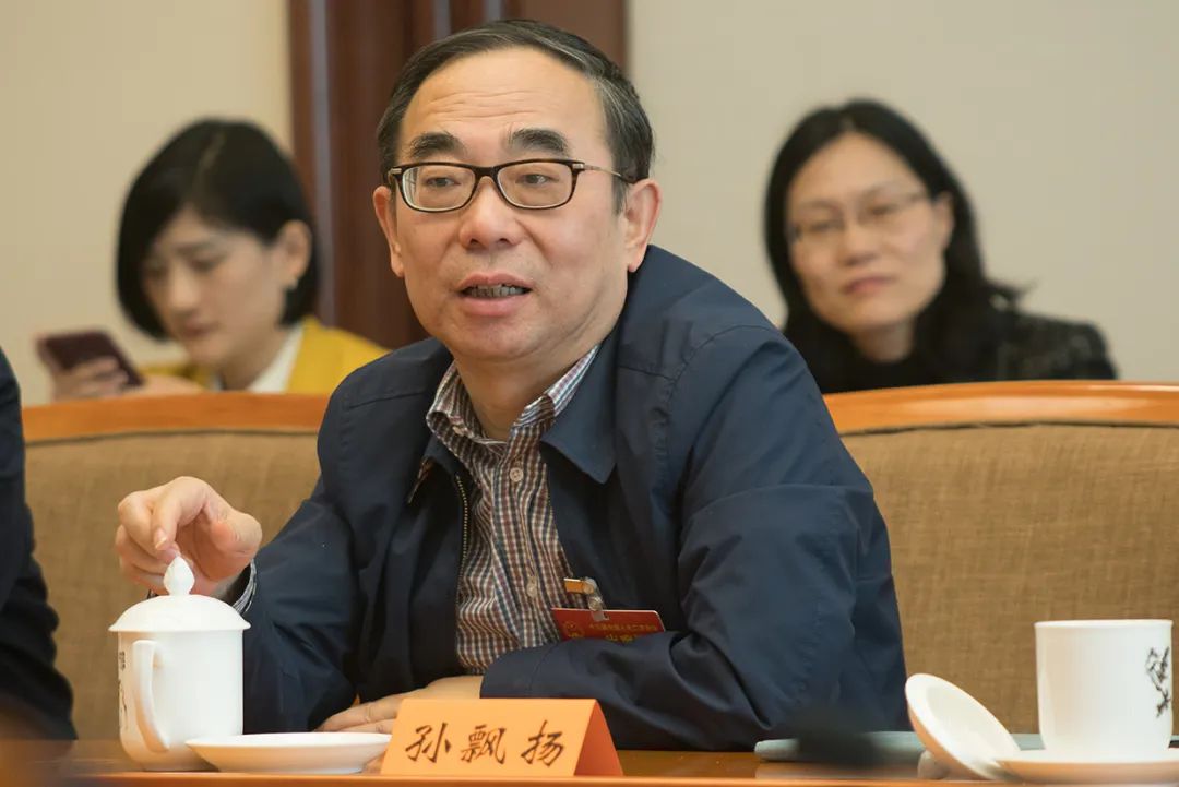 3600亿巨头再敲钟，要保“王冠”__3600亿巨头再敲钟，要保“王冠”