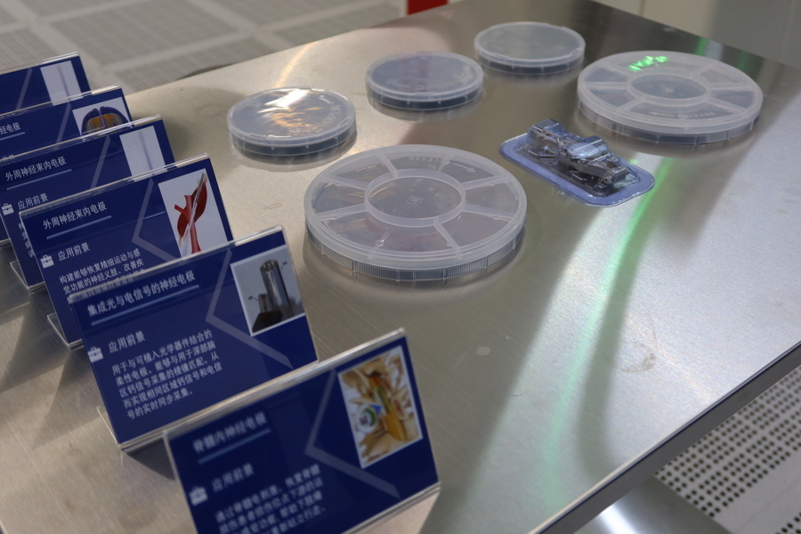 实验室展示的不同种类电极（刘琦/摄）
